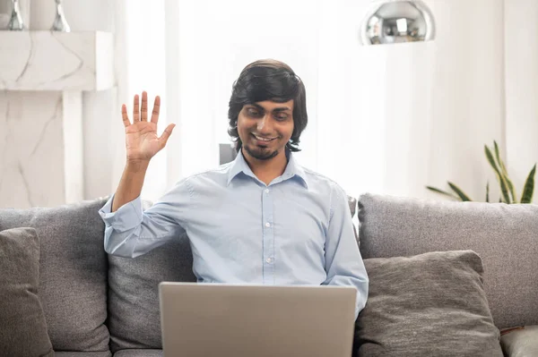 집에서 비디오 연결을 위해 노트북 컴퓨터를 사용하는 행복 한 젊은 인도 남자 — 스톡 사진