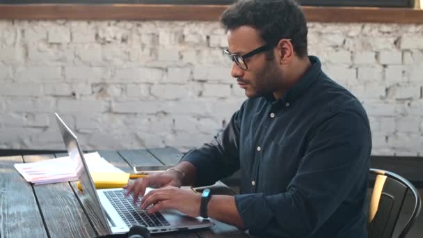 Uomo imprenditore guardando sul suo orologio intelligente e controllare il tempo, vista laterale — Video Stock