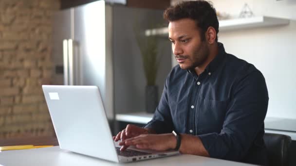 Inteligente e inteligente indio freelancer masculino usando ordenador portátil para el trabajo a distancia — Vídeos de Stock