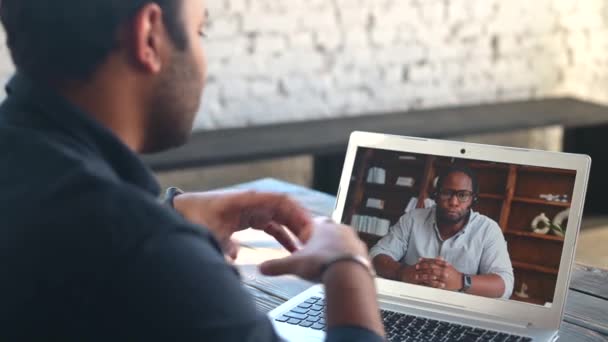 Éxito indio empleado masculino con sentarse en el escritorio con el ordenador portátil — Vídeos de Stock
