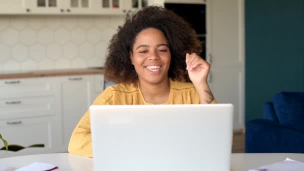 Jovem afro-americana alegre envolveu reunião de vídeo, usando laptop — Vídeo de Stock