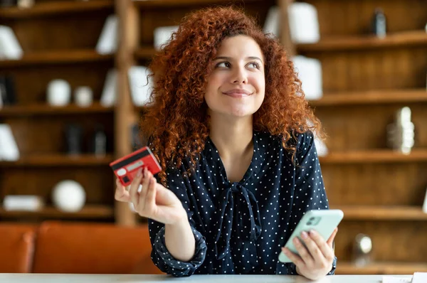 Headshot van opgewonden jonge vrouw doet langverwachte aankoop online — Stockfoto