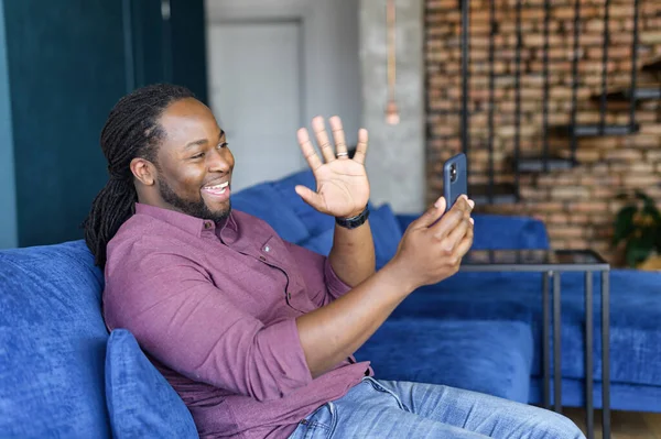 Glada afroamerikanska killen vinka hand i selfie kamera av smartphone — Stockfoto