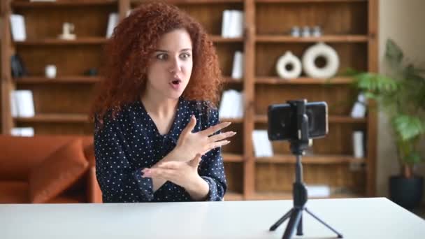 Κοκκινομάλλα νέα σγουρά γυναίκα blogger streaming βίντεο σε απευθείας σύνδεση ή εγγραφή φροντιστήριο — Αρχείο Βίντεο