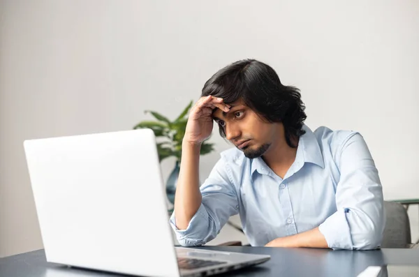 Exausto e chateado empresário indiano olha para a tela do laptop — Fotografia de Stock