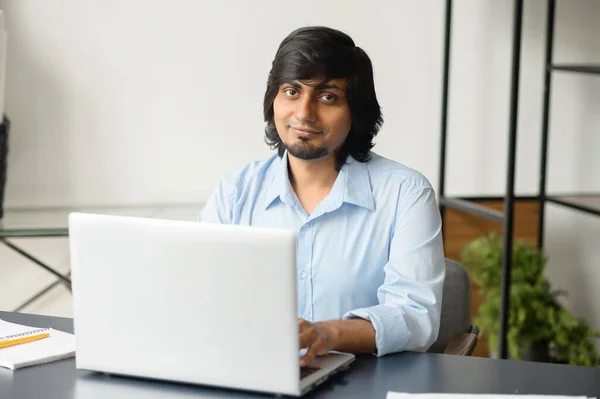 Όμορφος και όμορφος Ινδός με έξυπνο casual ντύσιμο με laptop — Φωτογραφία Αρχείου