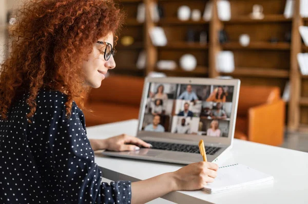 Vrouwelijke student met krullend kapsel met behulp van app voor afstandsvideo communicatie — Stockfoto