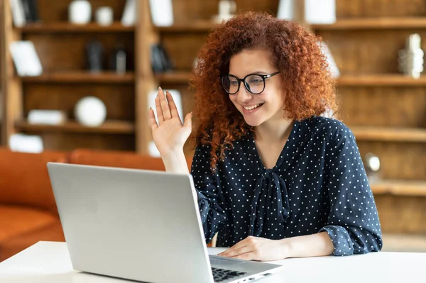 Optimiste rousse bouclé femme d'affaires faire appel vidéo sur l'ordinateur portable — Photo