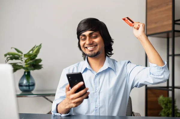 Heureux homme indien détient la carte bancaire et smartphone, fait achat tant attendu — Photo