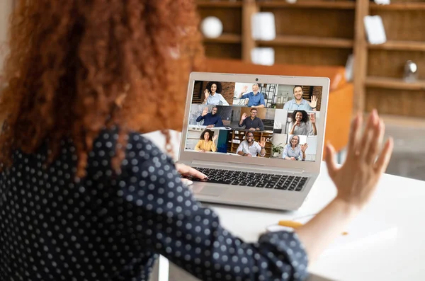 Primer plano de la mujer rizada saludando en la pantalla del ordenador portátil con perfiles de personas — Foto de Stock