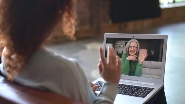 Hija adulta hablar a través de videollamada en el portátil con una madre mayor — Vídeos de Stock