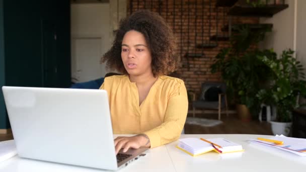 Estudiante afro-americana inteligente e inteligente enfocada usando laptop — Vídeo de stock