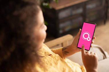 Kyiv, Ukrayna - 05 Mayıs 2021: Google Fuchsia OS ile çalışan akıllı telefon