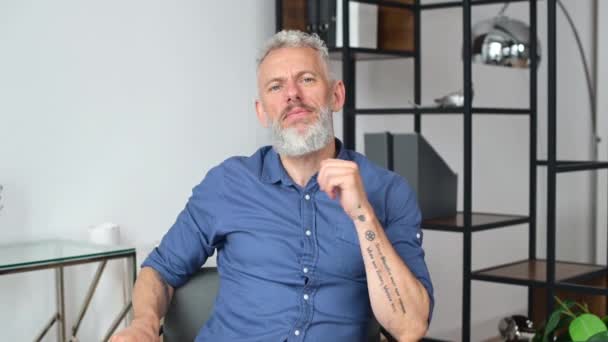 Vídeo se conectar com carismático homem de negócios de cabelos grisalhos sênior — Vídeo de Stock
