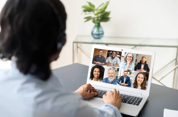 Hombre empleado involucrado video reunión en el ordenador portátil con diversos equipos de trabajo —  Fotos de Stock