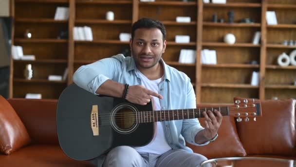 Tutor online sta insegnando a suonare la chitarra, conduce webinar, masterclass online — Video Stock