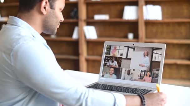 Indischer Mann nimmt an Online-Konferenz mit multirassischen Kollegen teil — Stockvideo