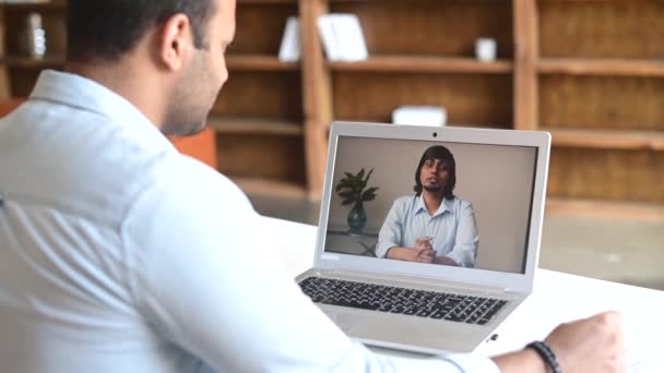 Dva indičtí kolegové nebo přátelé mluví přes obrazovku, pomocí notebooku — Stock video