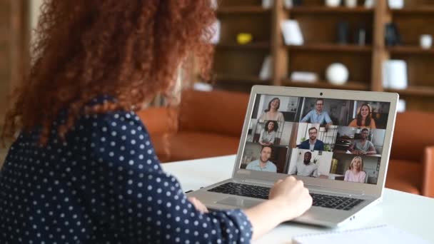 Rencontre virtuelle avec un groupe de personnes diverses, jeune femme heureuse de rencontrer des collègues — Video