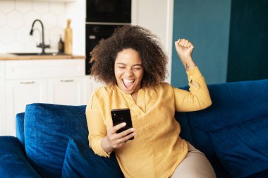 Zaferi kutlayan Afro-Amerikalı genç bir kadının portresi