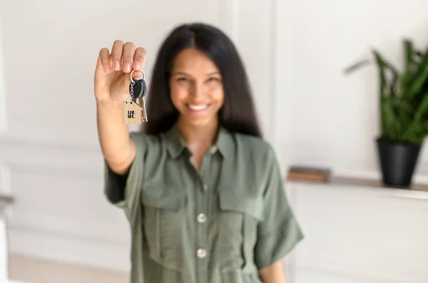 Selective focus on the key in hand of happy young indian woman — Fotografia de Stock