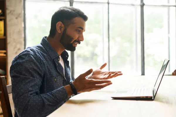 Fiducioso ragazzo indiano freelance intelligente che lavora sul computer portatile a casa ufficio — Foto Stock