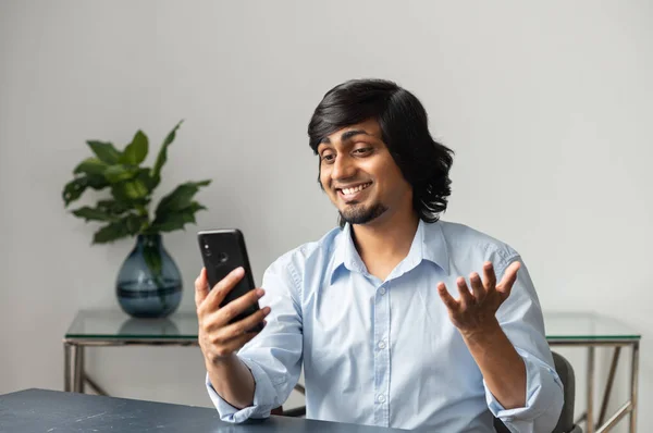 Smiling and friendly indian man making video call on the smartphone — Stock Photo, Image