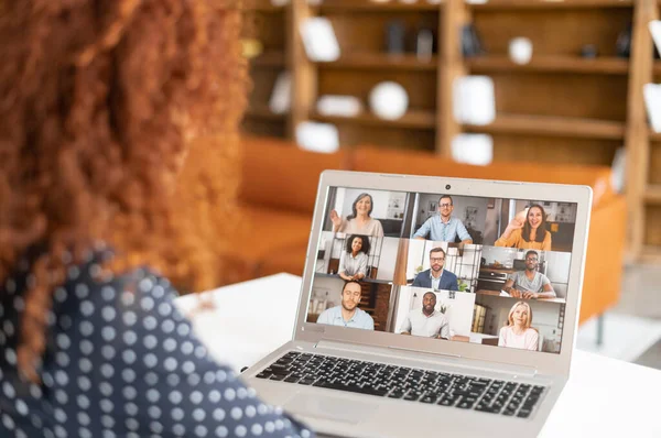 Incontro con un gruppo di persone diverse, giovane donna riccia felice di incontrare amici online — Foto Stock