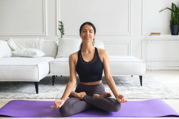 Junge schöne indische Frau praktiziert Yoga zu Hause — Stockfoto