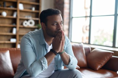 Evdeki kanepede oturan Hintli adamla dolu.