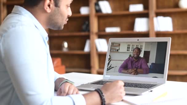 Zwei Männer mit Computer-App auf dem Laptop für Videoverbindung, virtuelles Treffen — Stockvideo