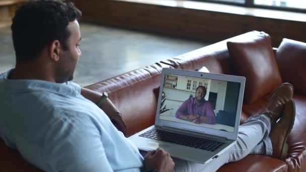 ビデオ接続のためのラップトップ上のコンピュータアプリを使用して2人の男性,仮想会議 — ストック動画