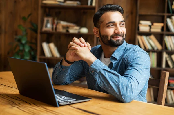 Glad och optimistisk indisk man i casual wear med bärbar dator — Stockfoto