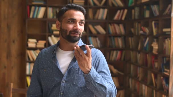 Happy Indian man in slimme casual dragen opname en het verzenden van voice message — Stockvideo