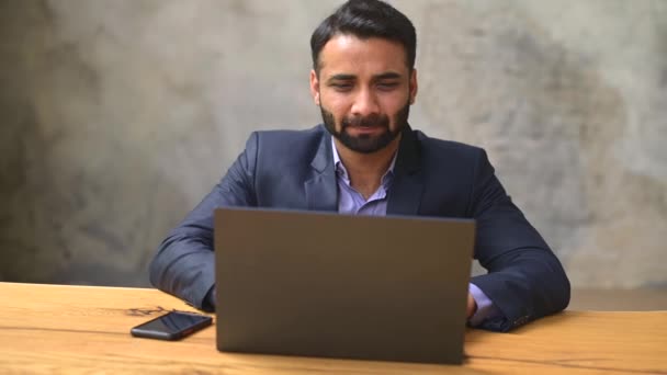 Confiado de mediana edad guapo gerente de la India utilizando el ordenador portátil — Vídeo de stock