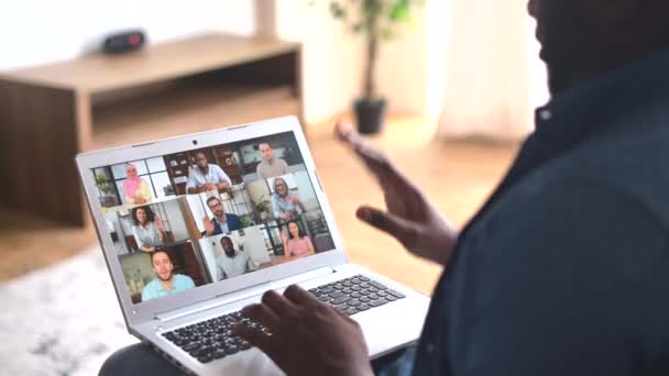 Afrikai amerikai férfi diák használja app távolsági videó kommunikáció — Stock videók
