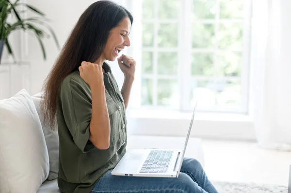 Izgatott indiai nő ünnepli győzelem, néz a laptop — Stock Fotó