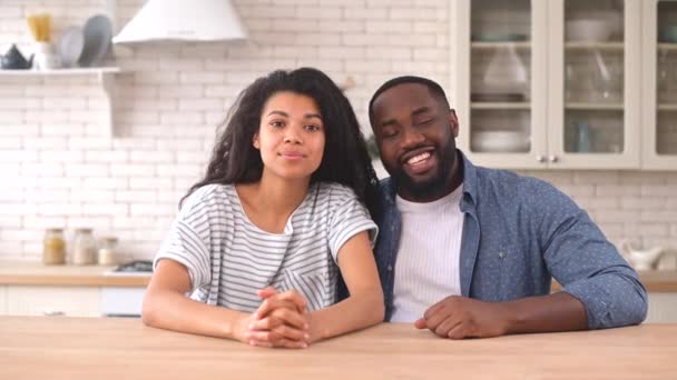 Mladý afroameričan žena a muž se dívá do kamery — Stock video