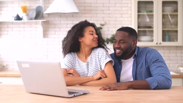 Joyeux couple afro-américain amoureux utilisant un ordinateur portable pour la connexion vidéo — Video