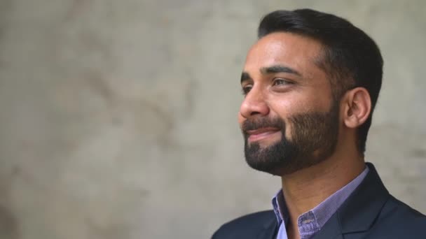 Usmívající se středního věku indické high-kvalifikovaný vůdce výkonný manažer ve formálním obleku — Stock video