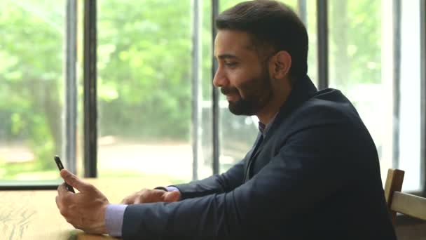 Hombre de negocios indio utilizando la aplicación móvil para la conexión de vídeo — Vídeo de stock
