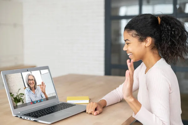 Sorrindo afro-americano mulher segurando videoconferência — Fotografia de Stock