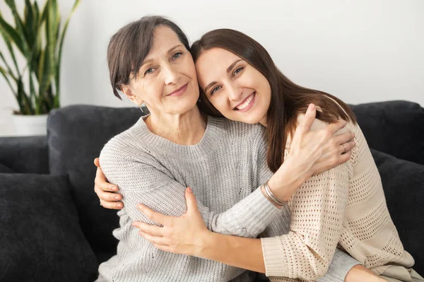 Senior mor och vuxen dotter tillbringar tid tillsammans — Stockfoto