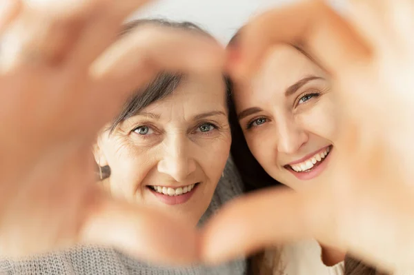 Senior mother and grown daughter spends time together — Stock Photo, Image