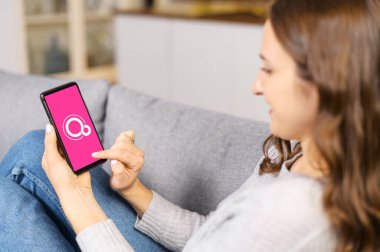 Kyiv, Ukrayna - 2 Nisan 2021: Cep telefonu ekranında Google Fuchsia OS logosu