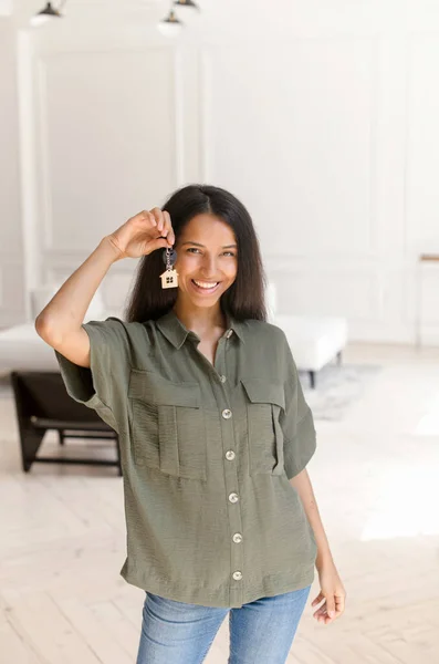 Heyecanlı genç Hintli kadın yeni evin anahtarlarını elinde tutuyor. — Stok fotoğraf