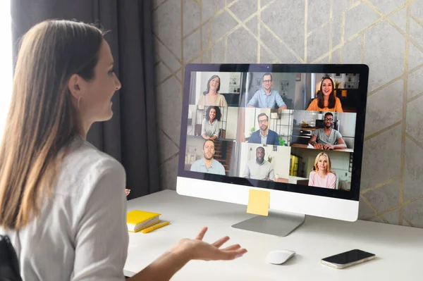 Vista da dietro sopra la spalla sul computer portatile con diversi dipendenti — Foto Stock