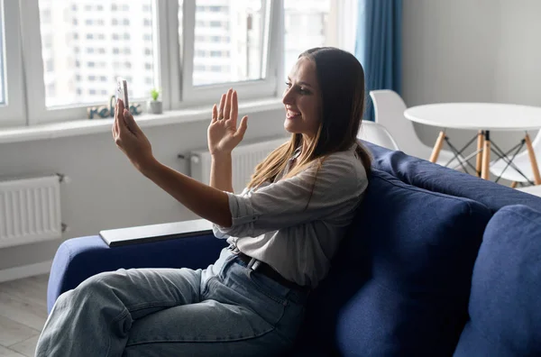 Atractiva joven mujer haciendo videollamada por teléfono — Foto de Stock