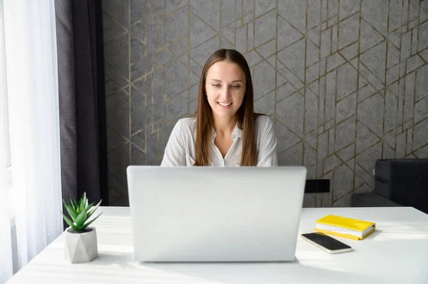 Positive Intelligenz Studentin oder Angestellte am Schreibtisch mit Laptop — Stockfoto