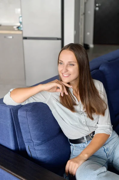 Close-up portret van zorgeloze mooie vrouw — Stockfoto